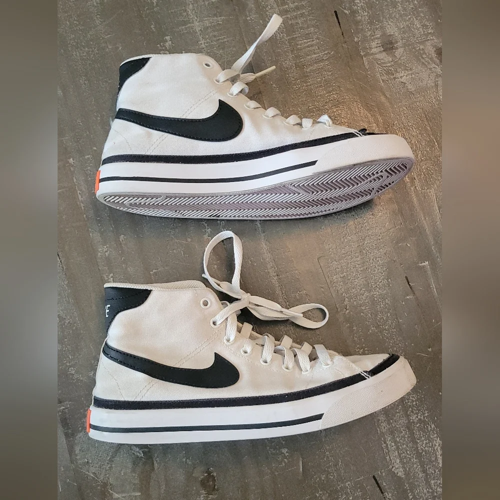 Nike Mens  Court Legacy Canvas Mid white and black sneakers. Size 8
